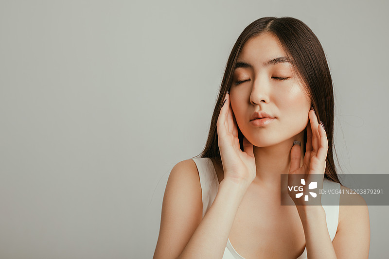 闭眼放松姿势的亚洲女性肖像图片素材