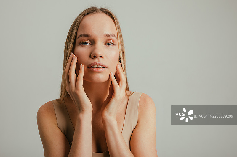 放松的女性肖像，面带平静表情，双眼闭合图片素材