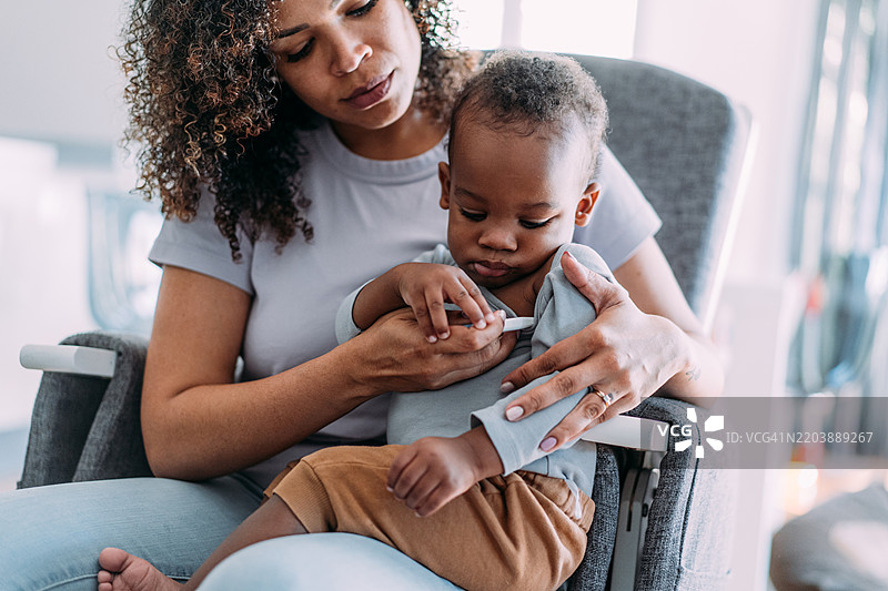 母亲正在给宝宝测量体温。图片素材