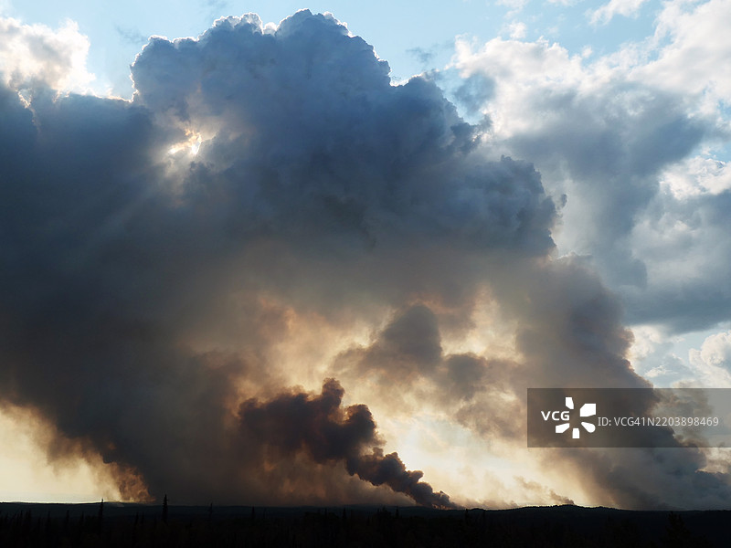 在基奈国家野生动物保护区，巨大的森林大火冒出的烟雾高高升起，遮挡了阳光。图片素材