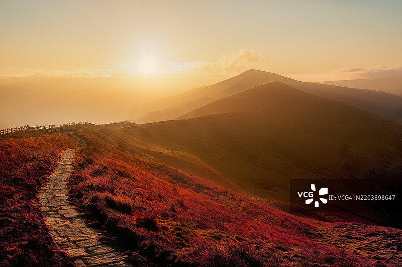 黎明时分的马姆托尔山，英格兰峰区图片素材