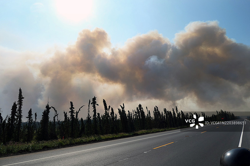 阿拉斯加基奈国家野生动物保护区一场巨大的森林大火冒出的烟雾横跨公路图片素材