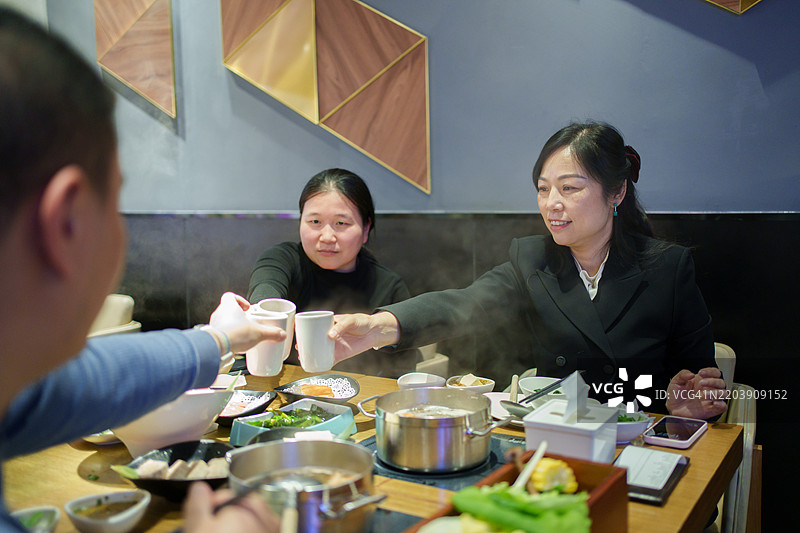 亚洲客人在餐厅举杯碰杯图片素材