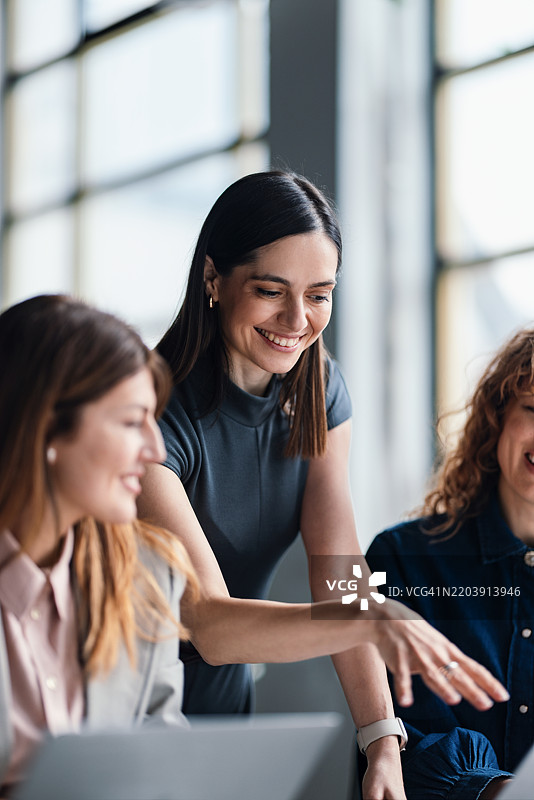 专业团队在现代办公环境中协作图片素材