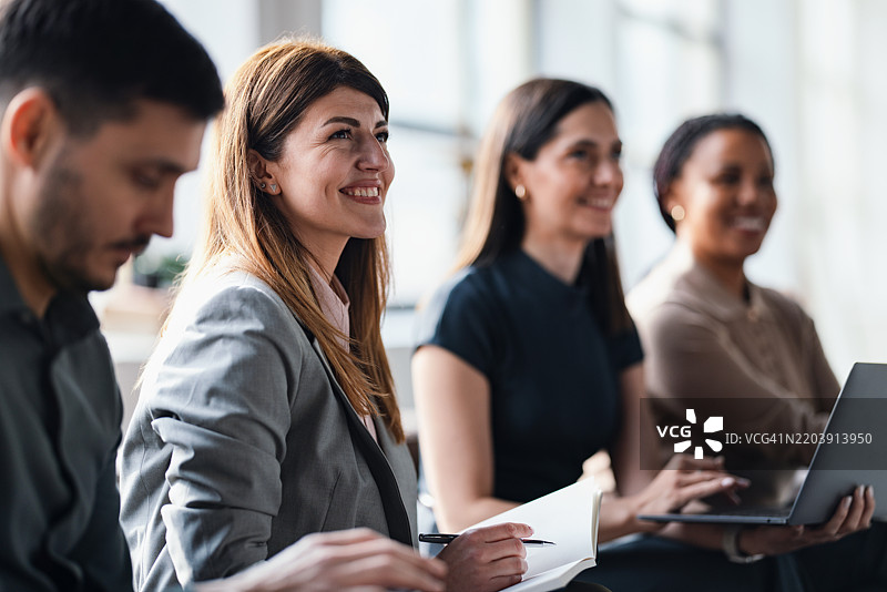 团队成员参与专业商务会议和协作讨论图片素材