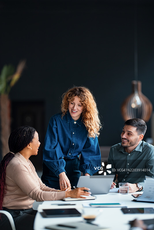 现代办公室环境中的专业商务团队协作图片素材