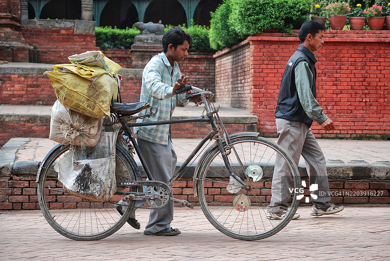 街头小贩前往市场出售他的农产品，尼泊尔图片素材
