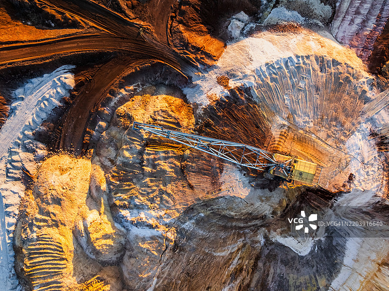 露天矿场中巨型挖掘机的鸟瞰图图片素材