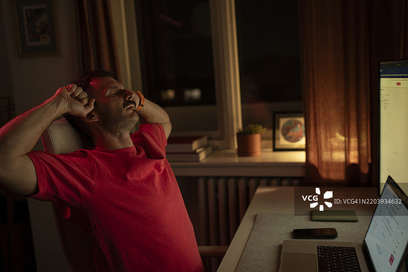 疲惫的男人在家办公后放松休息图片素材