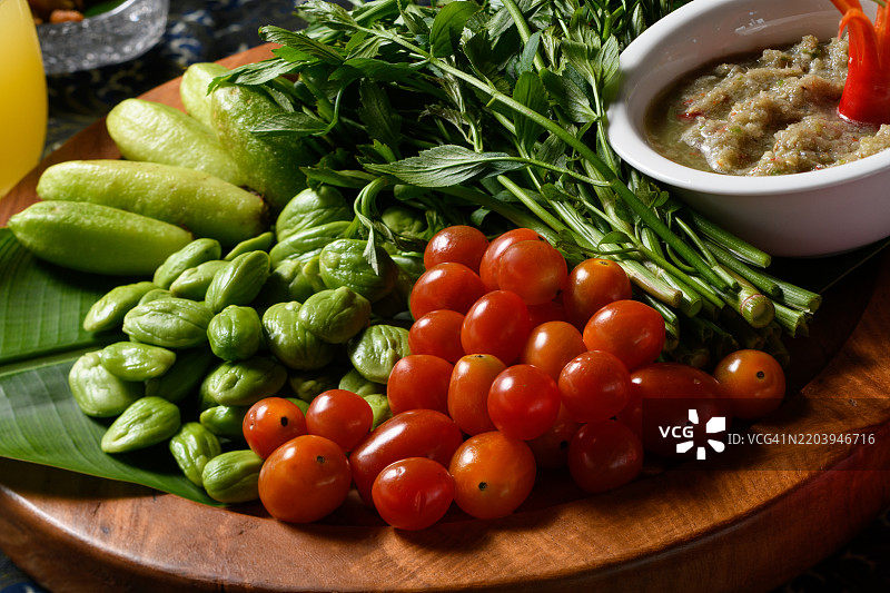 新鲜的番茄、多彩的辣椒和生菜放在厨房砧板上图片素材