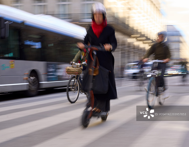 骑电动滑板车/模糊运动图片素材