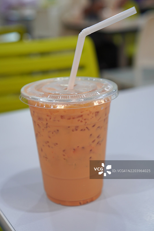 泰式红茶冰饮在塑料杯中图片素材