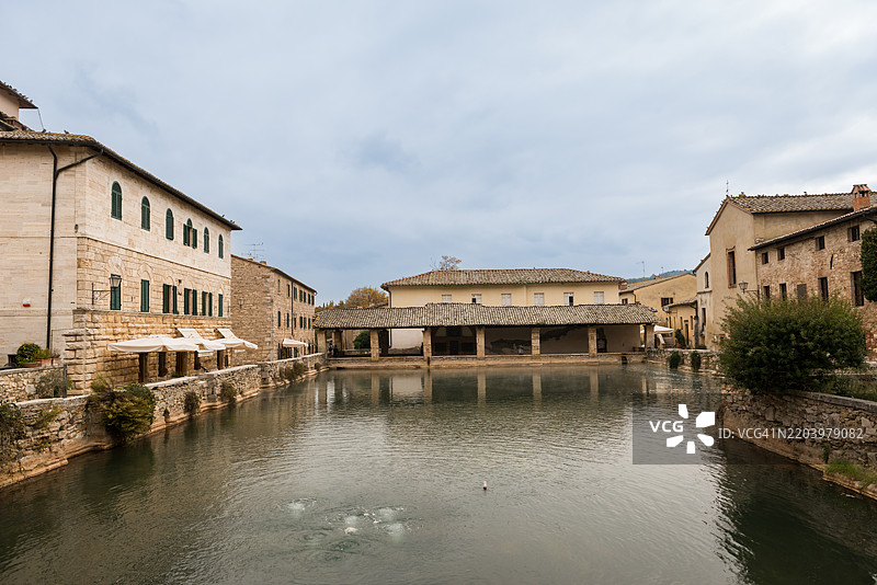 巴尼奥·维尼奥的泉水广场拥有一个罗马温泉池，水源来自天然泉水。意大利托斯卡纳。图片素材