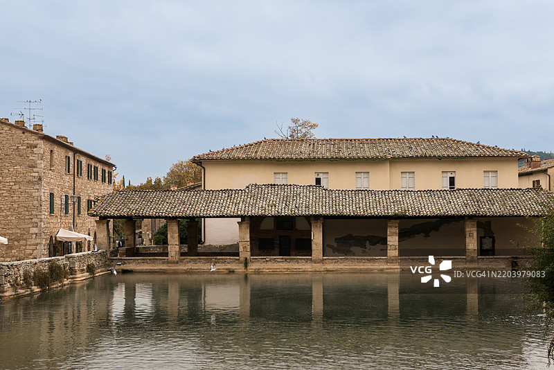 巴尼奥·维尼奥的泉水广场拥有一个罗马温泉池，水源来自天然泉水。意大利托斯卡纳。图片素材