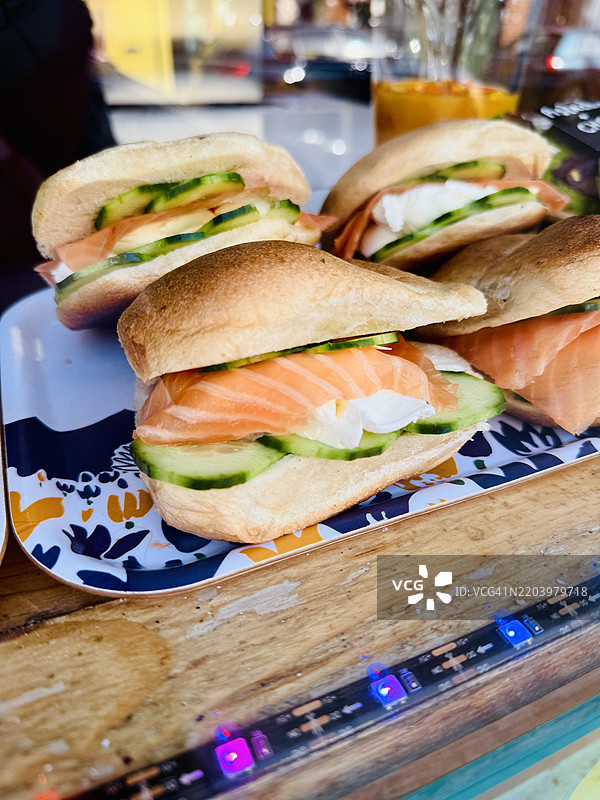 三明治圈面包配三文鱼和奶油奶酪图片素材