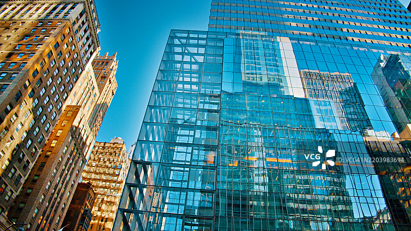 商业城市的概念。复古房屋反射玻璃墙金融大楼图片素材