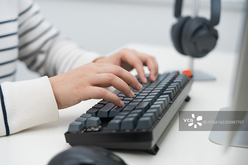 用键盘打字；手部特写图片素材