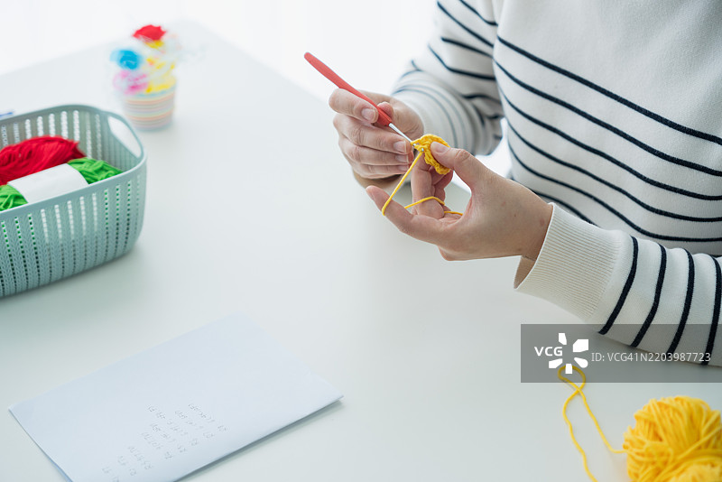 在家手工编织毛线；手部特写图片素材