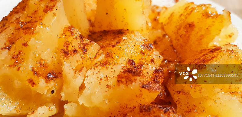 用红椒粉和橄榄油烤土豆图片素材