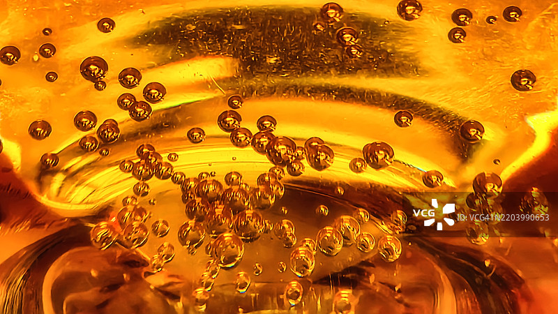 充满金色泡泡的鸡尾酒背景抽象图图片素材