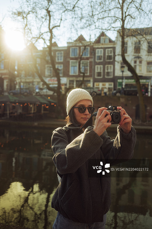 年轻游客在乌得勒支的运河奥德格拉赫特拍照图片素材