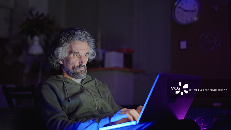 成年学生深夜在线学习图片素材