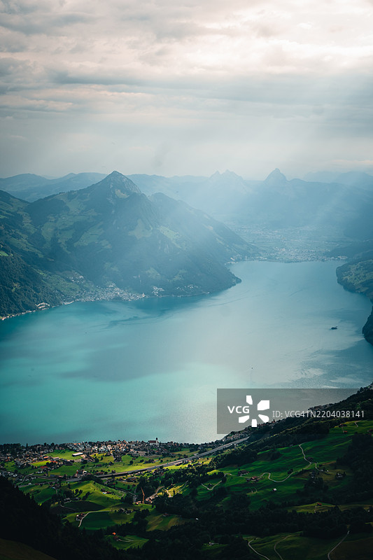 阳光照射在湖泊和山脉上的鸟瞰图图片素材