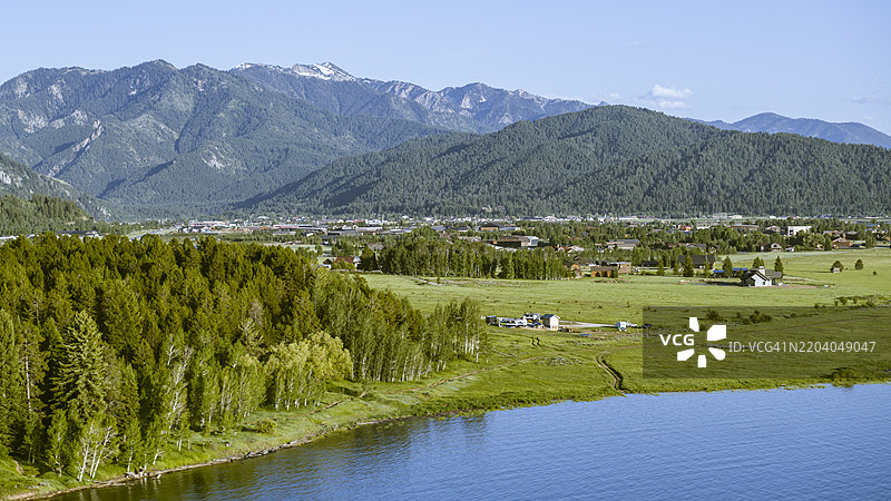 小河边小镇在山区山谷中繁荣发展。阿尔卑斯交汇处坐落在爱达荷州和怀俄明州的森林峰峦之间。图片素材