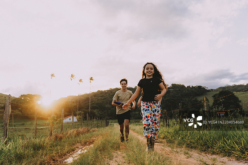 孩子们在农场度假时玩得很开心图片素材