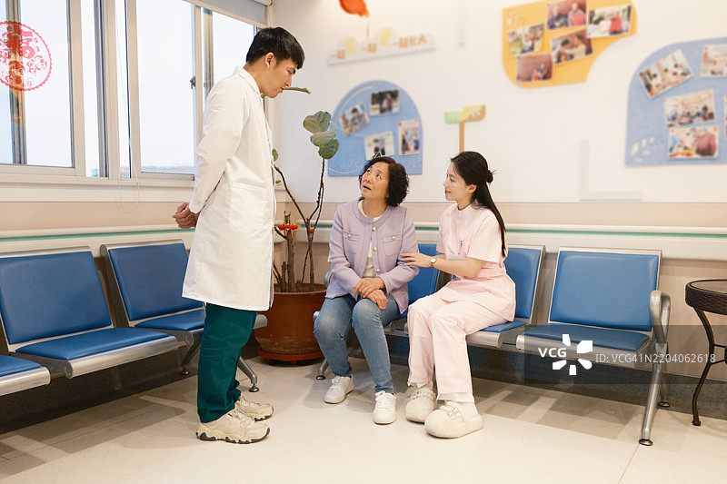 医生正在与养老院的一位老人交谈。图片素材