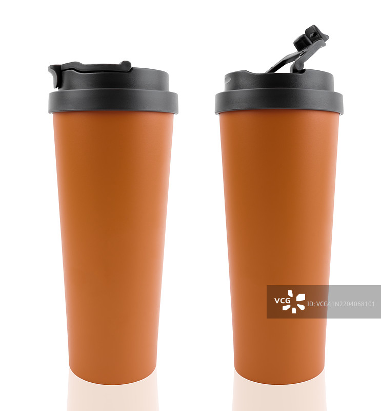 棕色冷饮玻璃杯。白色背景上孤立的不锈钢保温杯，保存剪切路径。图片素材