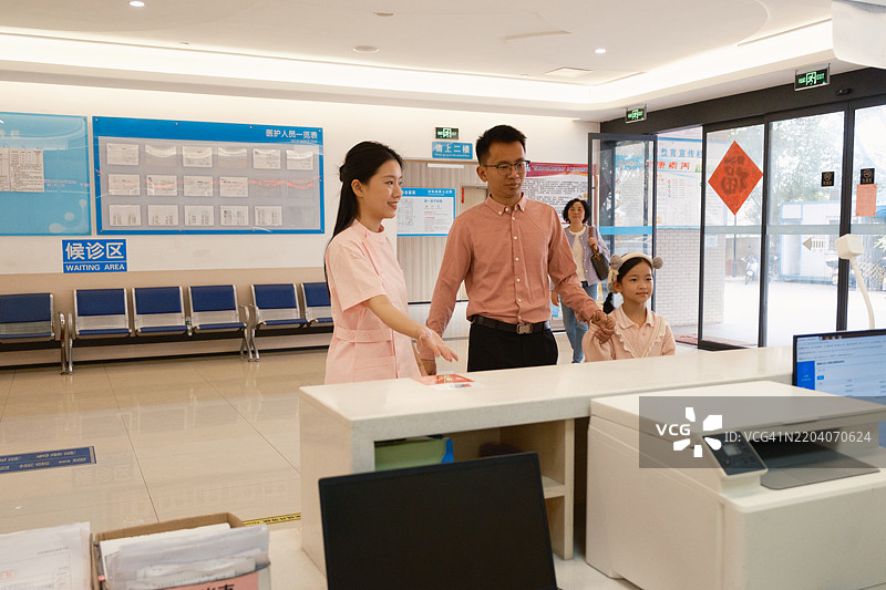 患者在医院大堂登记图片素材