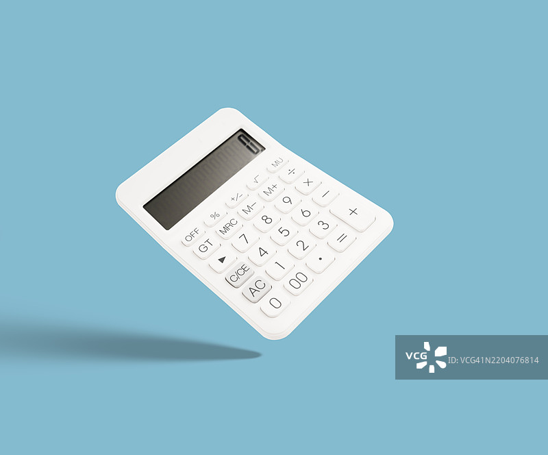 蓝色背景上的白色计算器，带有阴影。图片素材