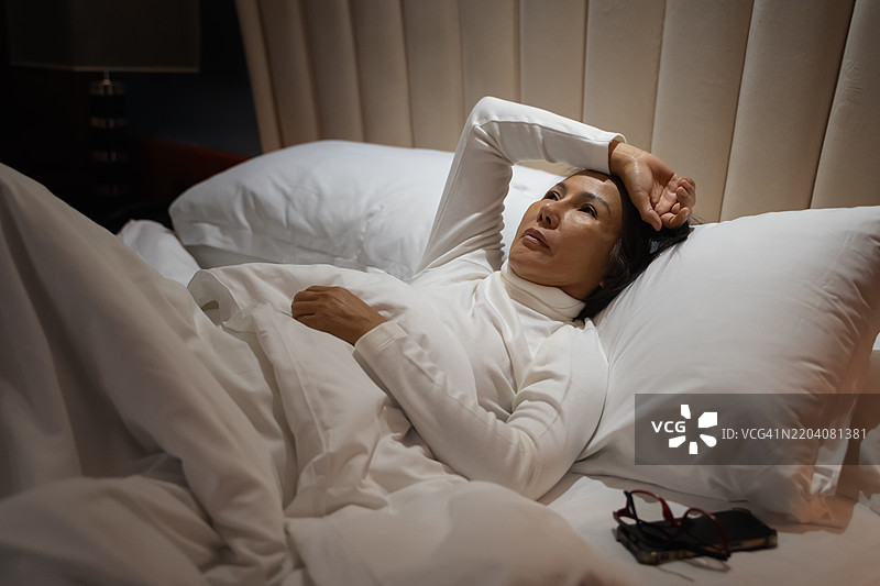 老年女性感到压力、抑郁，失眠图片素材