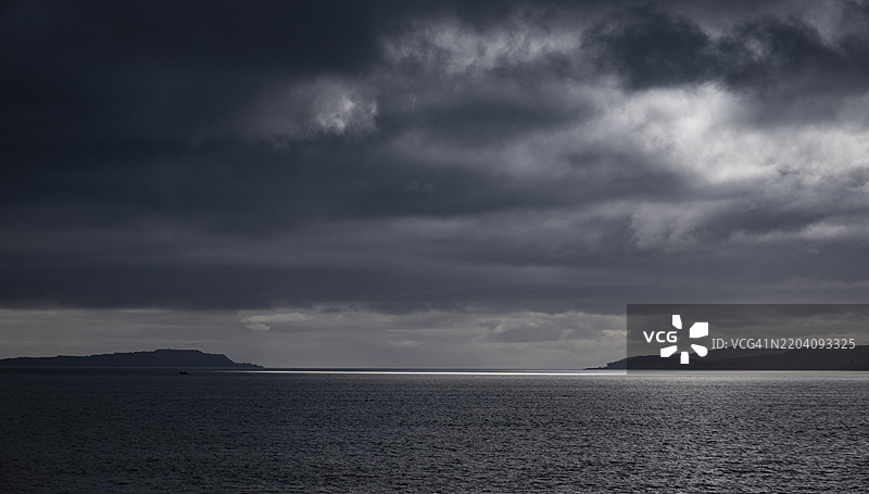 冬日阳光洒在海洋山丘上图片素材