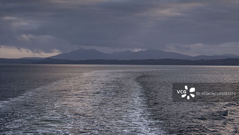 渡轮尾波黄昏山脉地平线图片素材