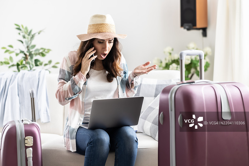 一位紧张的旅客拨打机场调度员的电话，因为她的机票出现了问题。图片素材