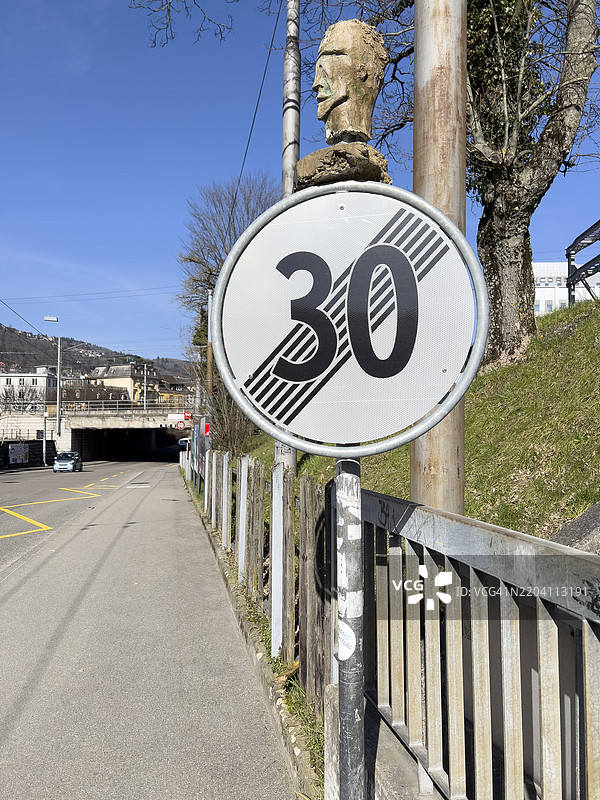 比尔市人行道上的限速标志图片素材