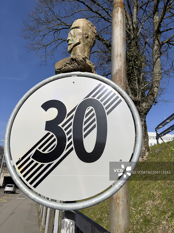 比尔市人行道上的限速标志图片素材