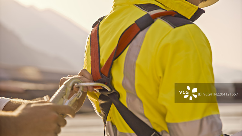 专注的工程师为太阳能面板检查准备安全钩图片素材