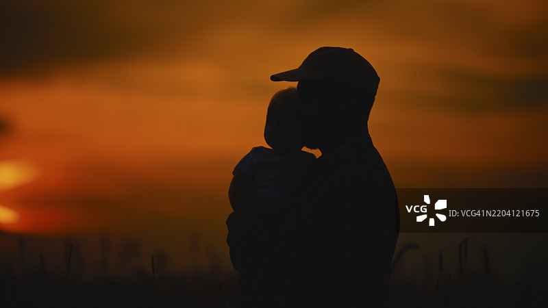 日落时父亲与孩子的剪影图片素材