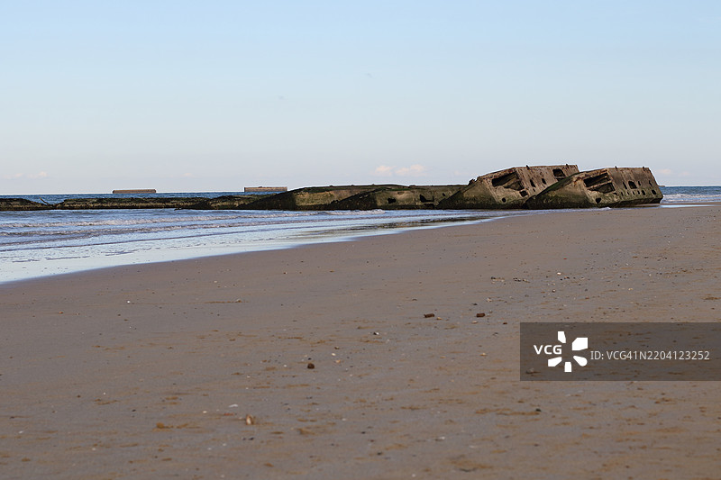 阿龙曼什-莱-班海滩上的人造港口穆尔贝里B的遗迹图片素材