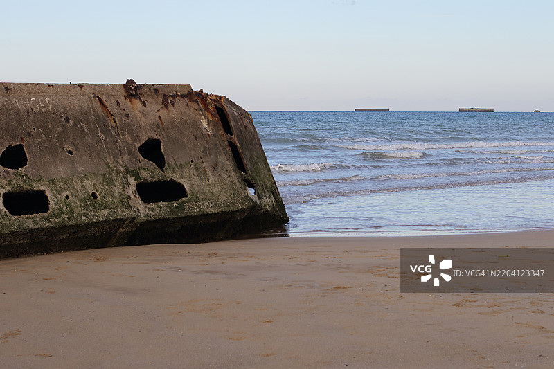 阿龙曼什-莱-班海滩上的人造港口穆尔贝里B的遗迹图片素材
