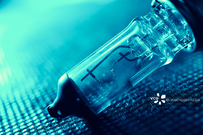 H7自动照明灯泡和断裂灯丝细节图片素材