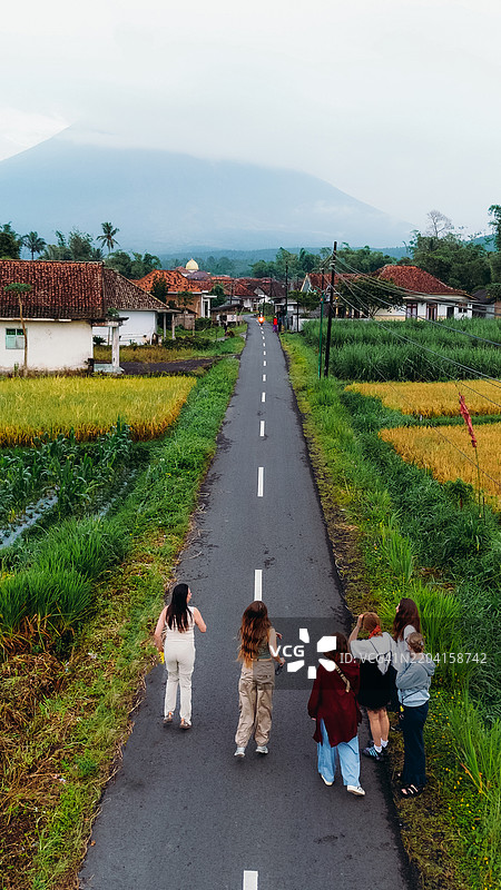 俯瞰快乐女孩们欣赏爪哇岛和塞梅鲁火山壮丽的火山景观图片素材