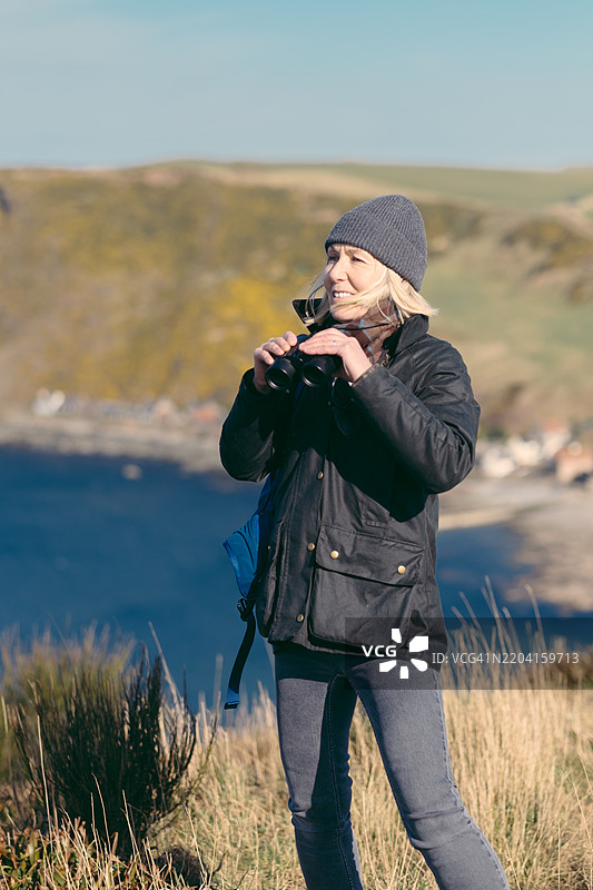 双筒望远镜，春日阳光，位于苏格兰克罗维村上方图片素材