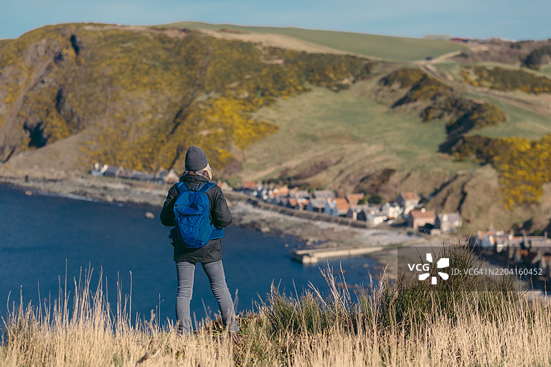 苏格兰克罗维村观景点的老年女性图片素材