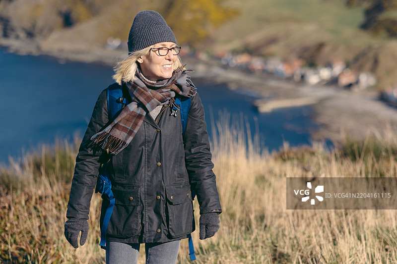 苏格兰克罗维村观景点的老年女性图片素材