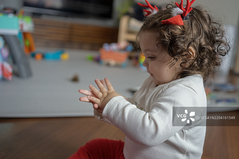 快乐的幼儿拍手，面带节日的笑容图片素材