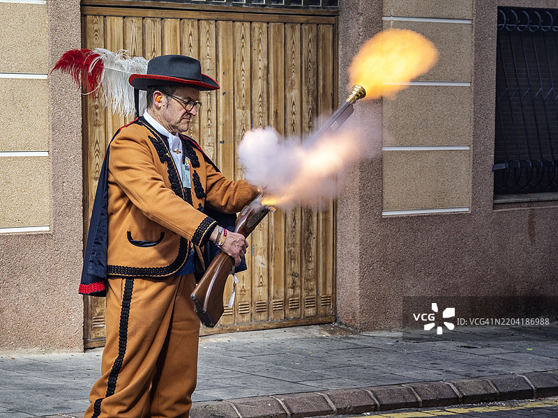 西班牙博卡伊伦特村的传统摩尔人与基督徒庆祝活动，火枪手用古老的火枪射击。图片素材